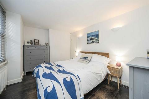 2 bedroom flat for sale, Loftus Road, London W12