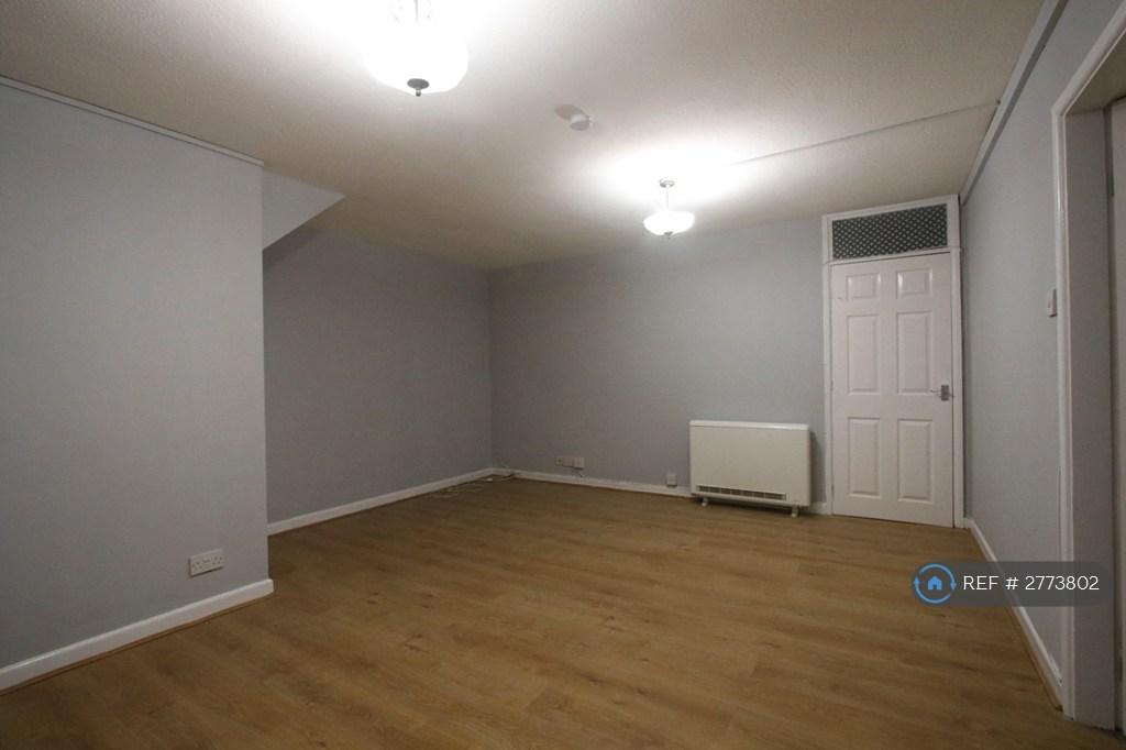 Good Size Lounge