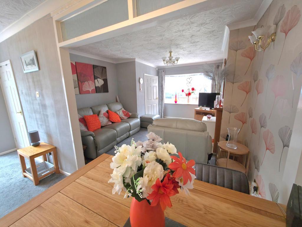 Lounge/Dining Area