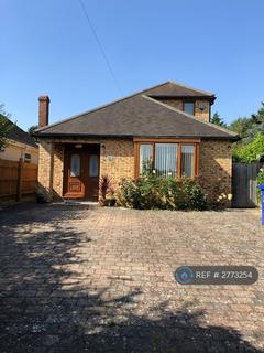 3 bedroom detached house to rent, Deanshanger Road, Old Stratford, Milton Keynes, MK19