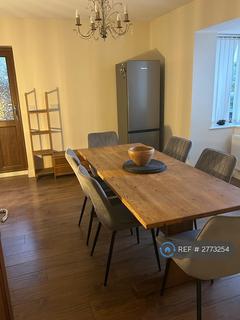 3 bedroom detached house to rent, Deanshanger Road, Old Stratford, Milton Keynes, MK19
