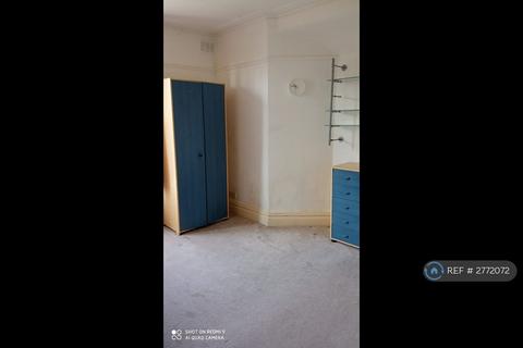 Studio to rent, Streatham, London, SW16
