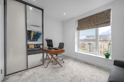 2 bedroom flat for sale, Guildford House, Tollgate Gardens, London