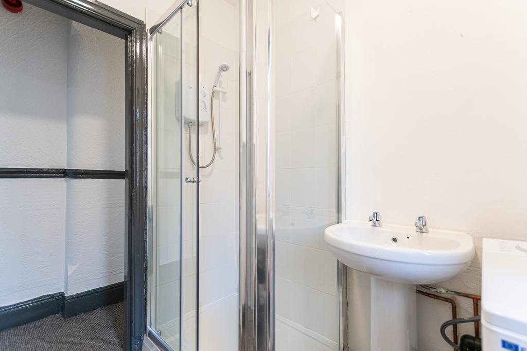30 wyresdale bathroom 2.jpg