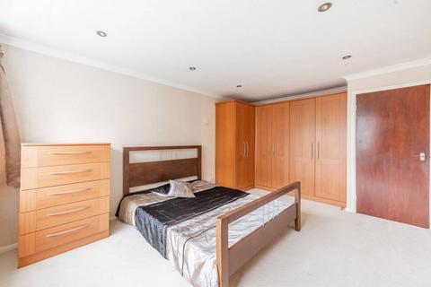 2 bedroom flat to rent, Aran Drive, Stanmore, HA7