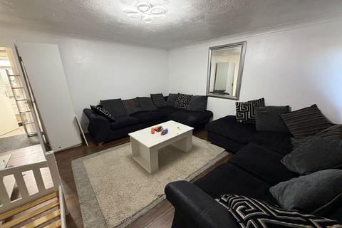 2 bedroom terraced house to rent, Manse Close, Hayes, UB3