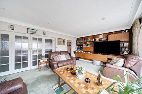 3 bedroom detached house for sale, Francklyn Gardens, Edgware, Greater London. HA8 8RZ