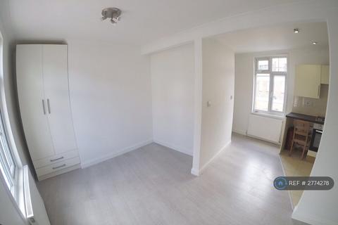 Studio to rent, Belmont Hill, London, SE13