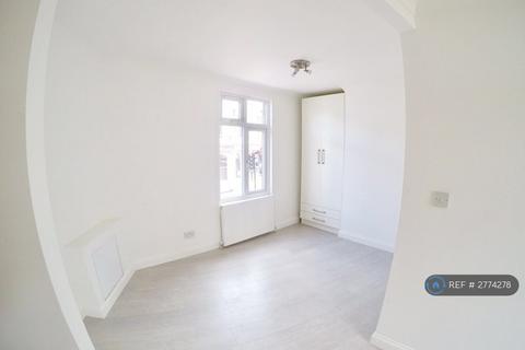 Studio to rent, Belmont Hill, London, SE13