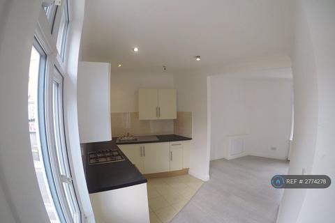 Studio to rent, Belmont Hill, London, SE13