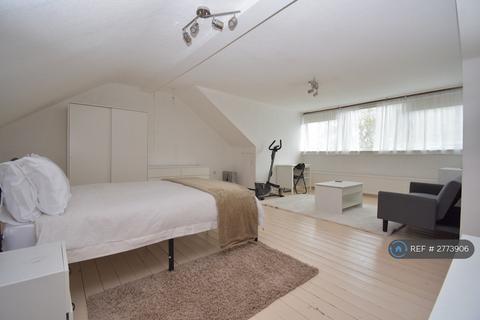 1 bedroom in a house share to rent, Perry Hill, London, SE6
