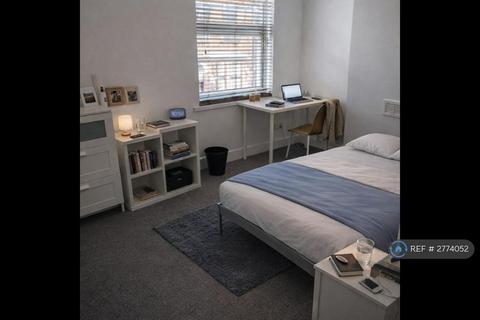 4 bedroom terraced house to rent, Midland Avenue, Nottingham, NG7