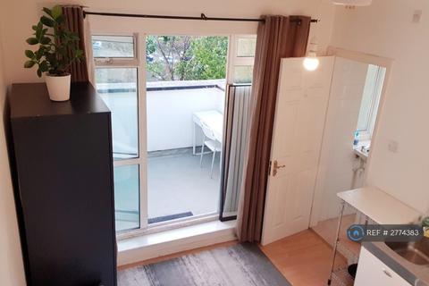 Studio to rent, Berwick House, London, N2