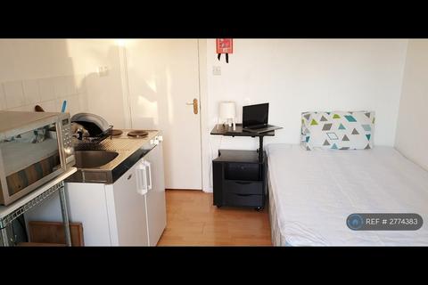 Studio to rent, Berwick House, London, N2