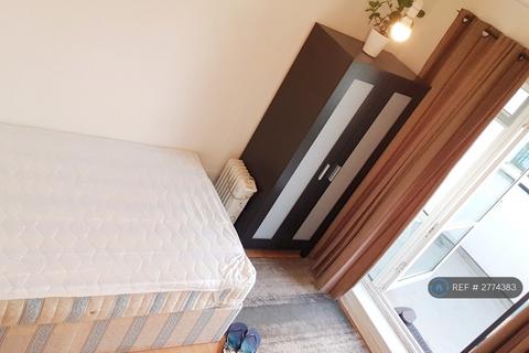 Studio to rent, Berwick House, London, N2