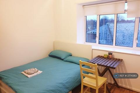Studio to rent, Berwick House, London, N2