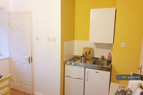 Studio to rent, Berwick House, London, N2