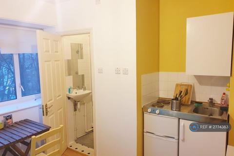 Studio to rent, Berwick House, London, N2