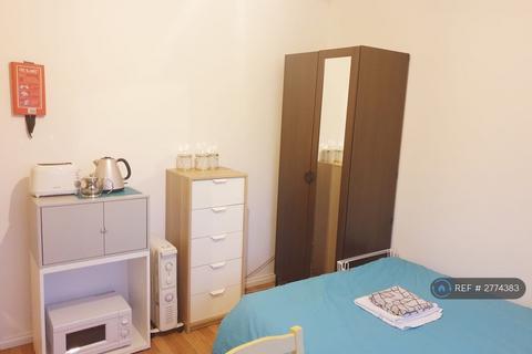 Studio to rent, Berwick House, London, N2
