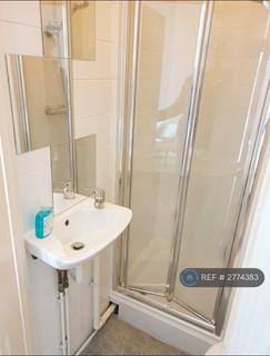 Studio to rent, Berwick House, London, N2