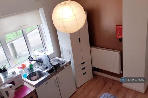 Studio to rent, Berwick House, London, N2