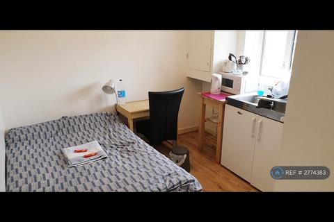 Studio to rent, Berwick House, London, N2