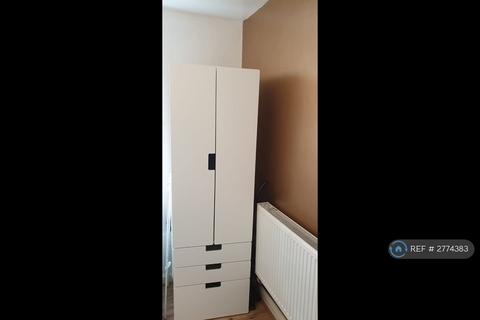 Studio to rent, Berwick House, London, N2