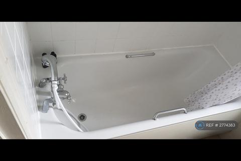 Studio to rent, Berwick House, London, N2