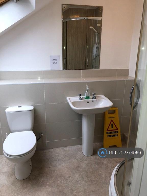 Upper Shower Room
