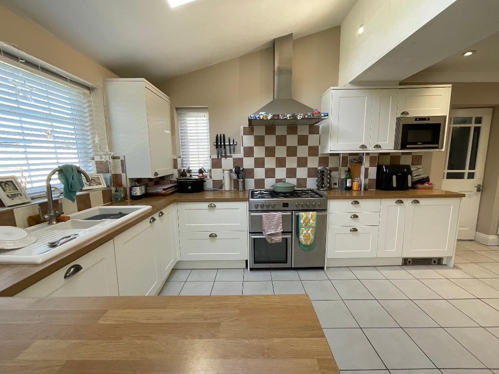 KITCHEN 18'6 x 9'4