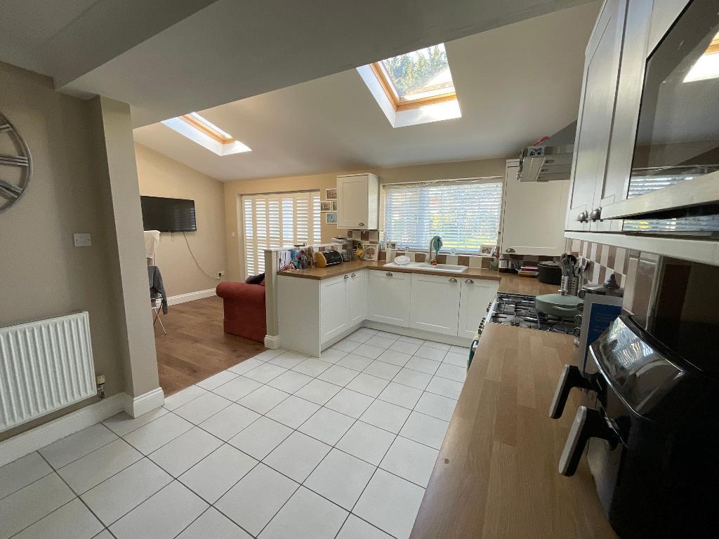 KITCHEN 18'6 x 9'4