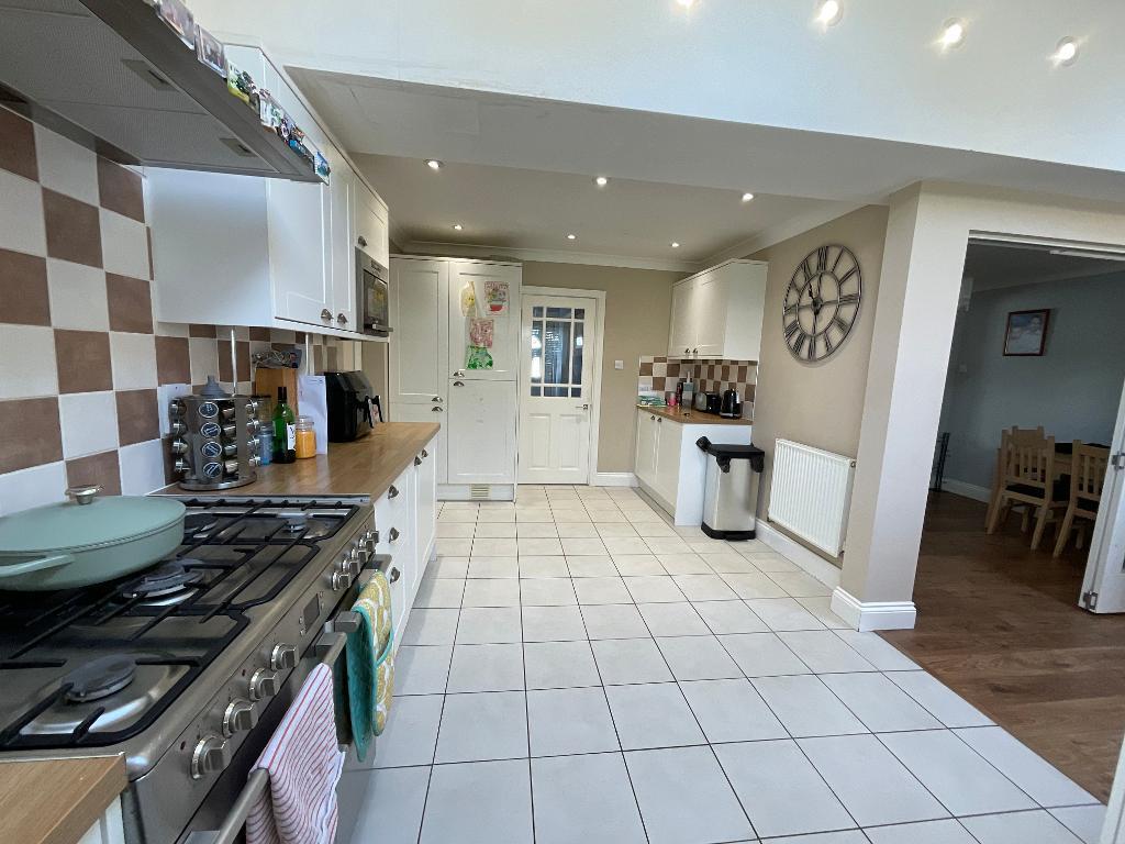 KITCHEN 18'6 x 9'4