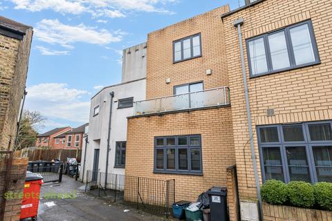 3 bedroom house to rent, Paddock Gardens, London, SE19