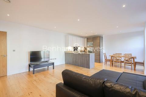 3 bedroom apartment to rent, Winchester Square, London, SE8