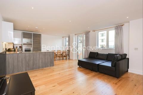 3 bedroom apartment to rent, Winchester Square, London, SE8