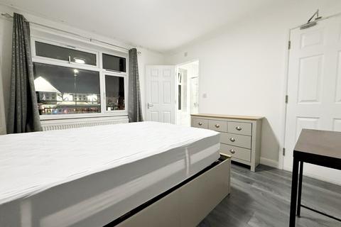 1 bedroom in a house share to rent, Kingsley Road, Hounslow, TW3