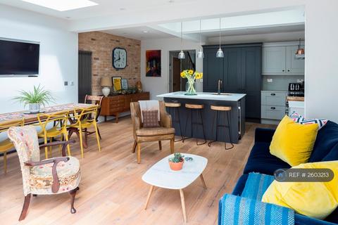 4 bedroom terraced house to rent, Orleans Road, London, SE19