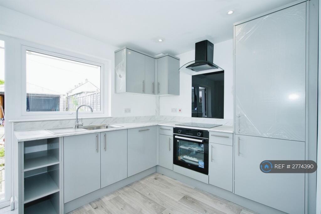 Fully Fitted Kitchen