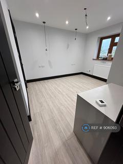 1 bedroom in a house share to rent, Victoria Court, Feltham, TW14