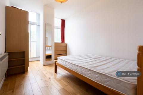 2 bedroom flat to rent, Metro Central Heights, London, SE1