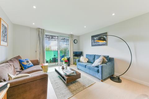 3 bedroom flat to rent, Plough Road, SW11