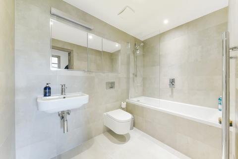 3 bedroom flat to rent, Plough Road, SW11