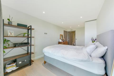 3 bedroom flat to rent, Plough Road, SW11