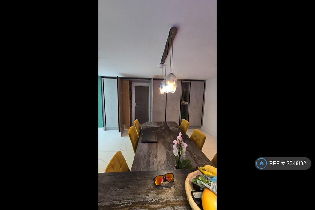 Kitchen / Dinning