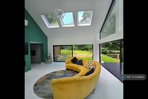 4 bedroom detached house to rent, North Road, Glossop, SK13