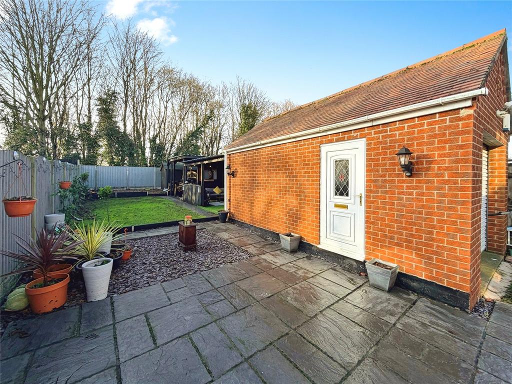 Rear Garage / Bar