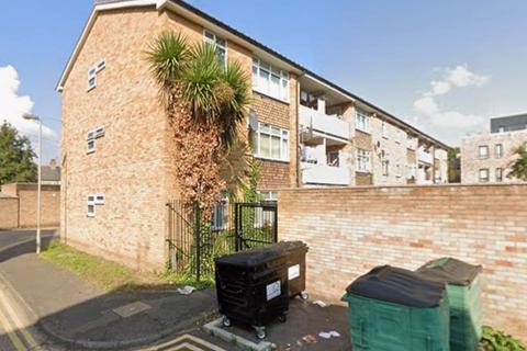 3 bedroom flat to rent, Titley Close, London