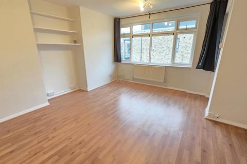3 bedroom flat to rent, Titley Close, London