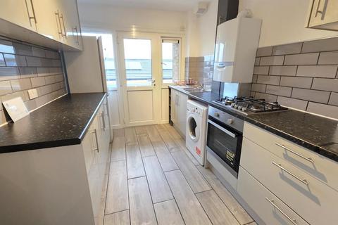 3 bedroom flat to rent, Titley Close, London