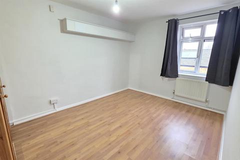 3 bedroom flat to rent, Titley Close, London